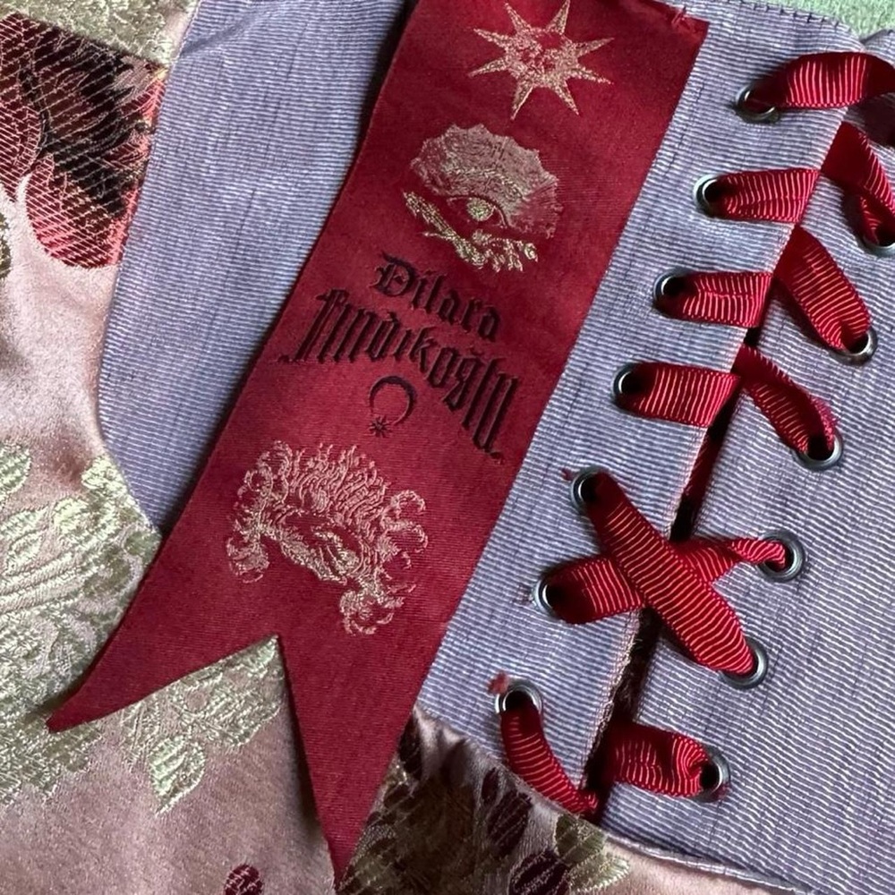 Dilara Findikoglu pink floral brocade corset with frayed hem and red string tie - Picture 4 of 7